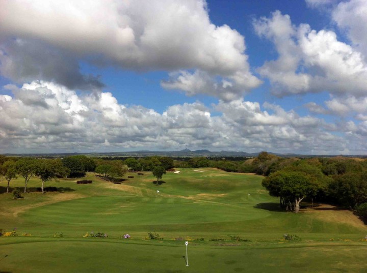 view_clubhouse_links_course_belle_mare_plage