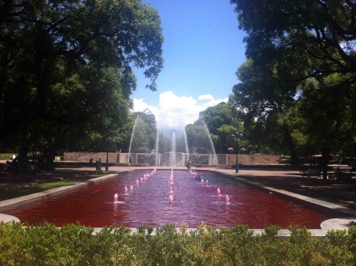 red_fountain_plaza_indepencia_mendoza