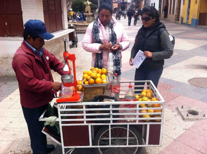 orange_juice_man_potosi_bolivia