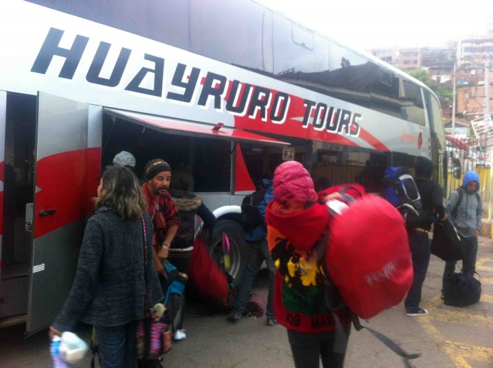 unloading_buses_peru