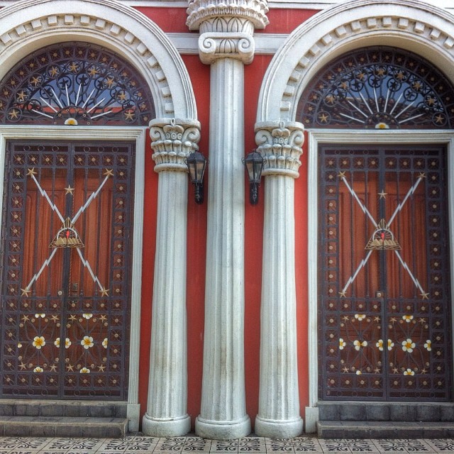 granada_nicaragua_colonial_doors