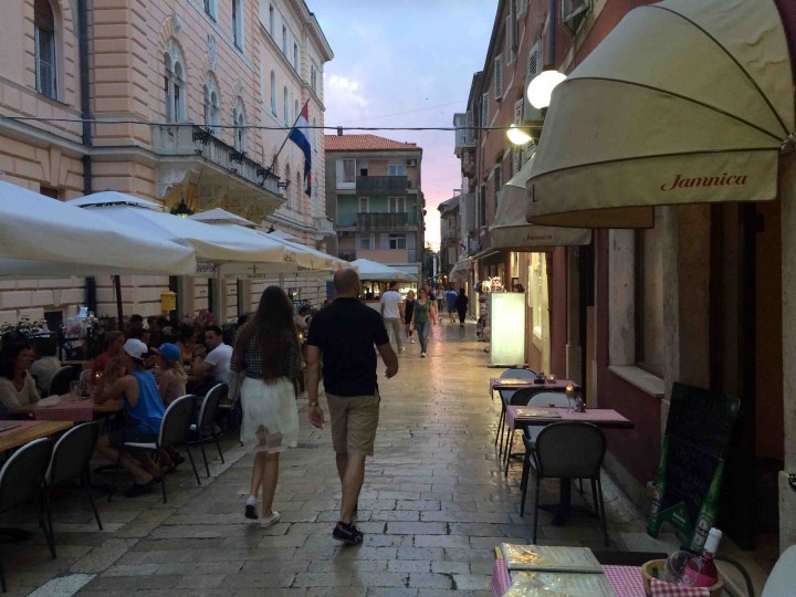 couple_walking_into_sunset_zadar_croatia