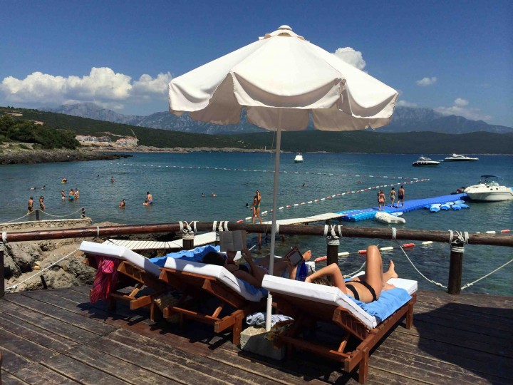 beach_chilling_almara_beach_club_lustica_bay