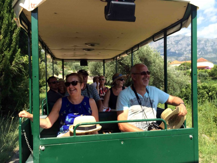 happy_guests_gulliver_trave_wine_tour
