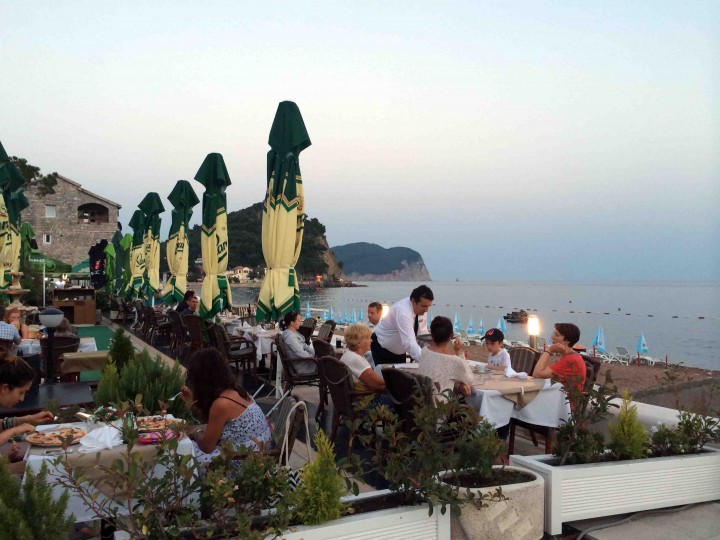 restaurants_evening_petrovac_montenegro