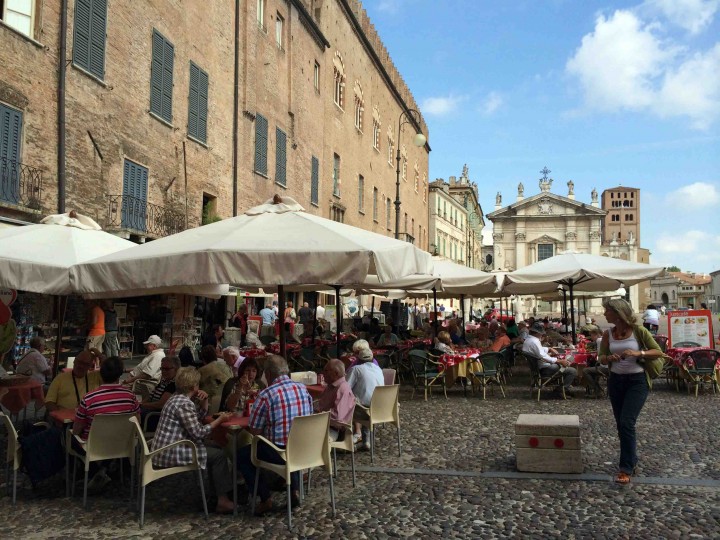 busy_town_square_mantua_italy