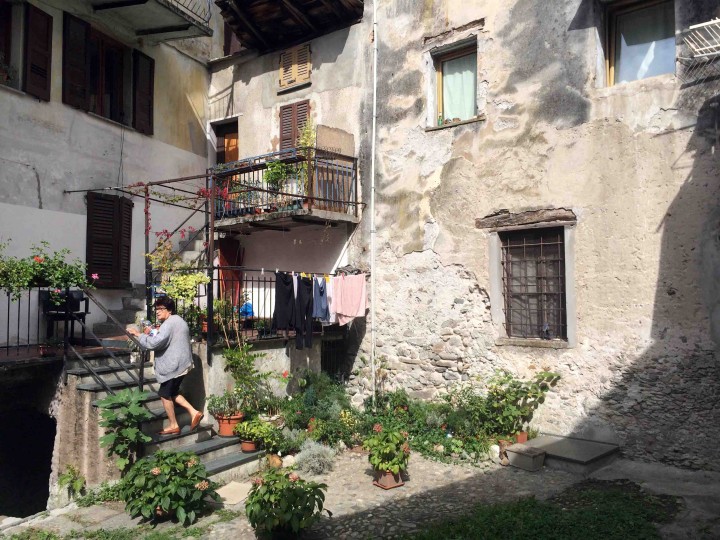 lady_making_her_way_sagra_dei_crotti_chiavenna_italy