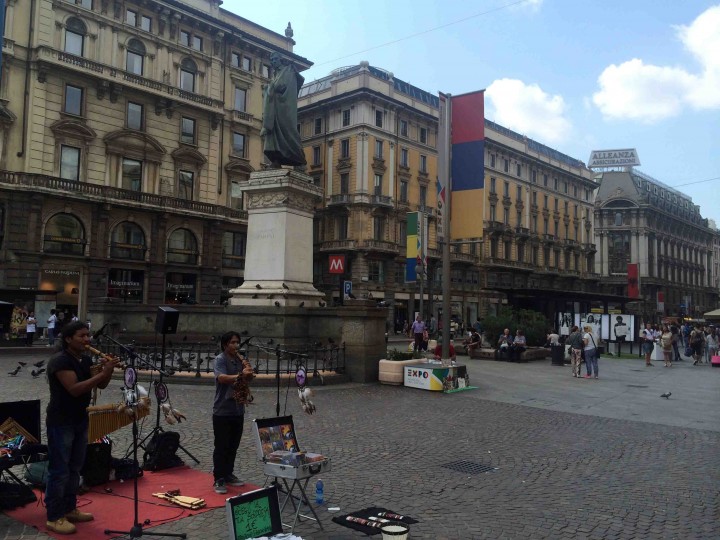 street_performers_milan_italy