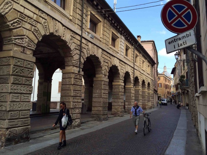 strolling_streets_mantua_italy