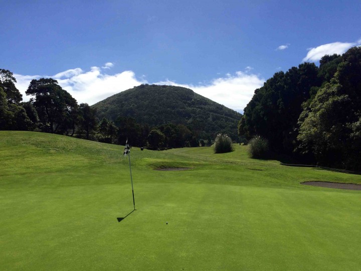 surrounding_hills_batalha_golf_course_azores