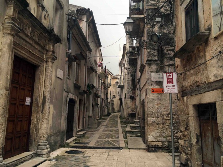 narrow_streets_vico_del_gargano
