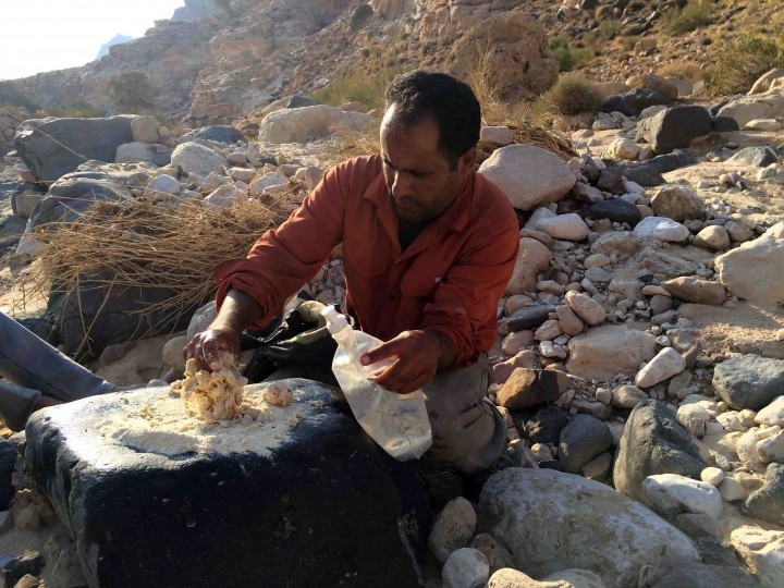 wadi_dana_making_bread
