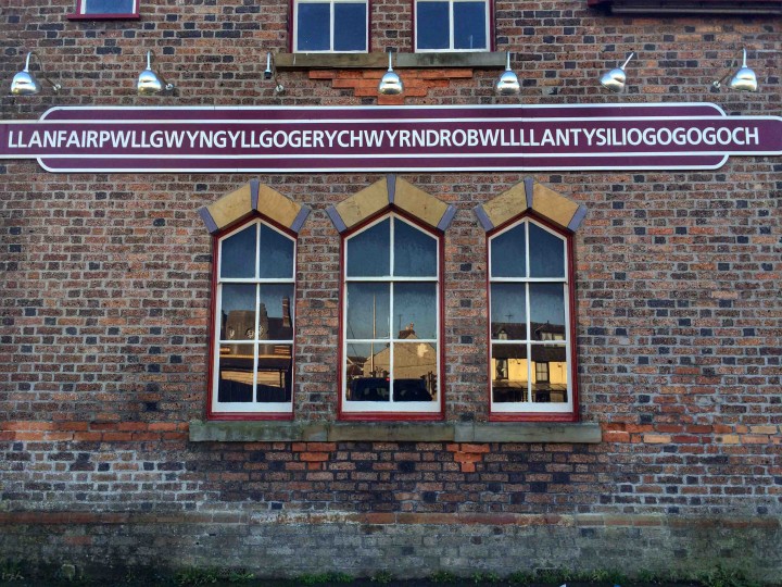 Llanfairpwllgwyngyllgogerychwyrndrobwllllantysiliogogogoch