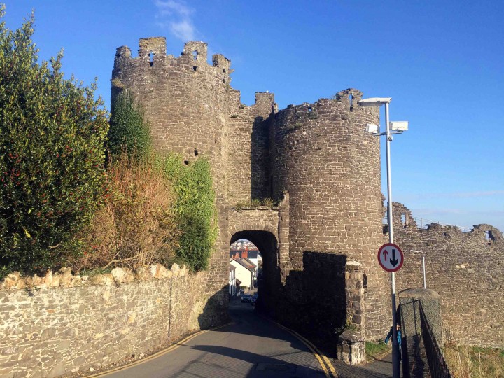 outside_walls_town_conwy