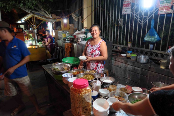 street_food_hue_vietnam