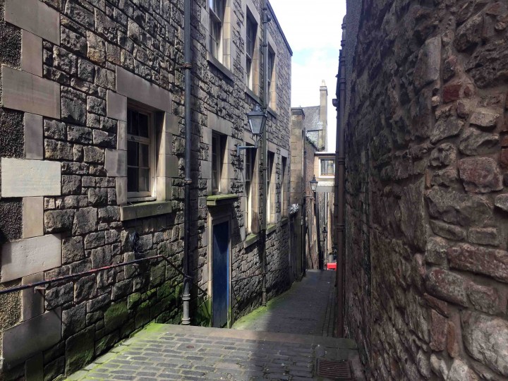 narrow_streets_edinburgh_scotland