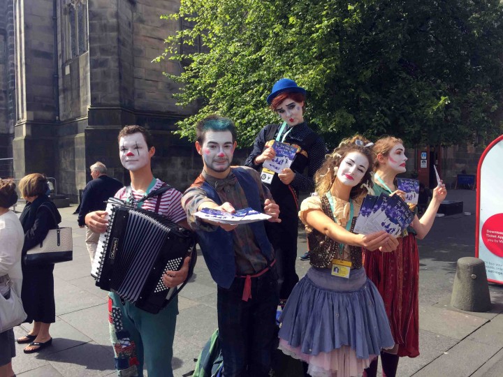 street_performers_edinburgh_scotland