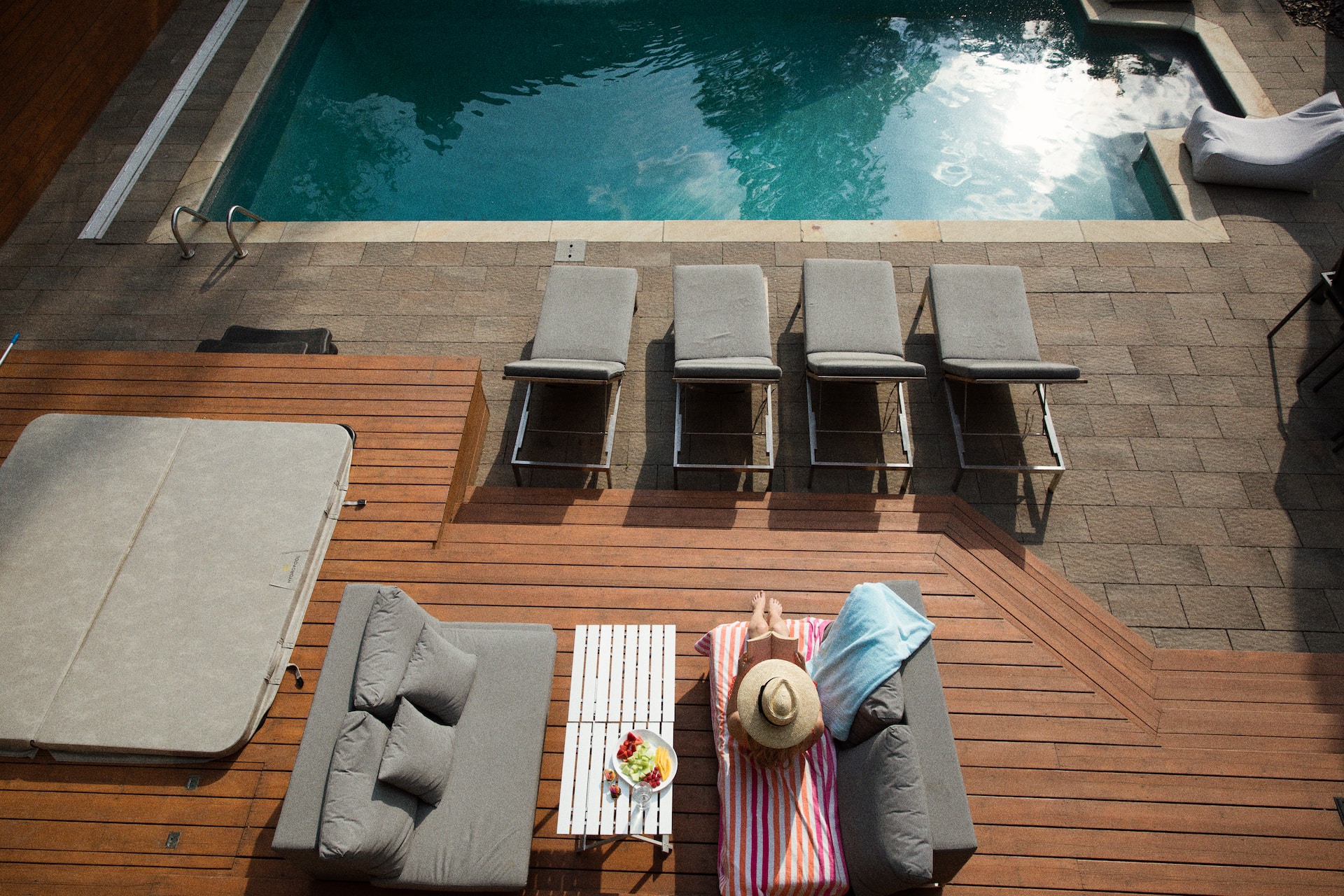 5 Benefits of Pool Deck Resurfacing You Need to Know
