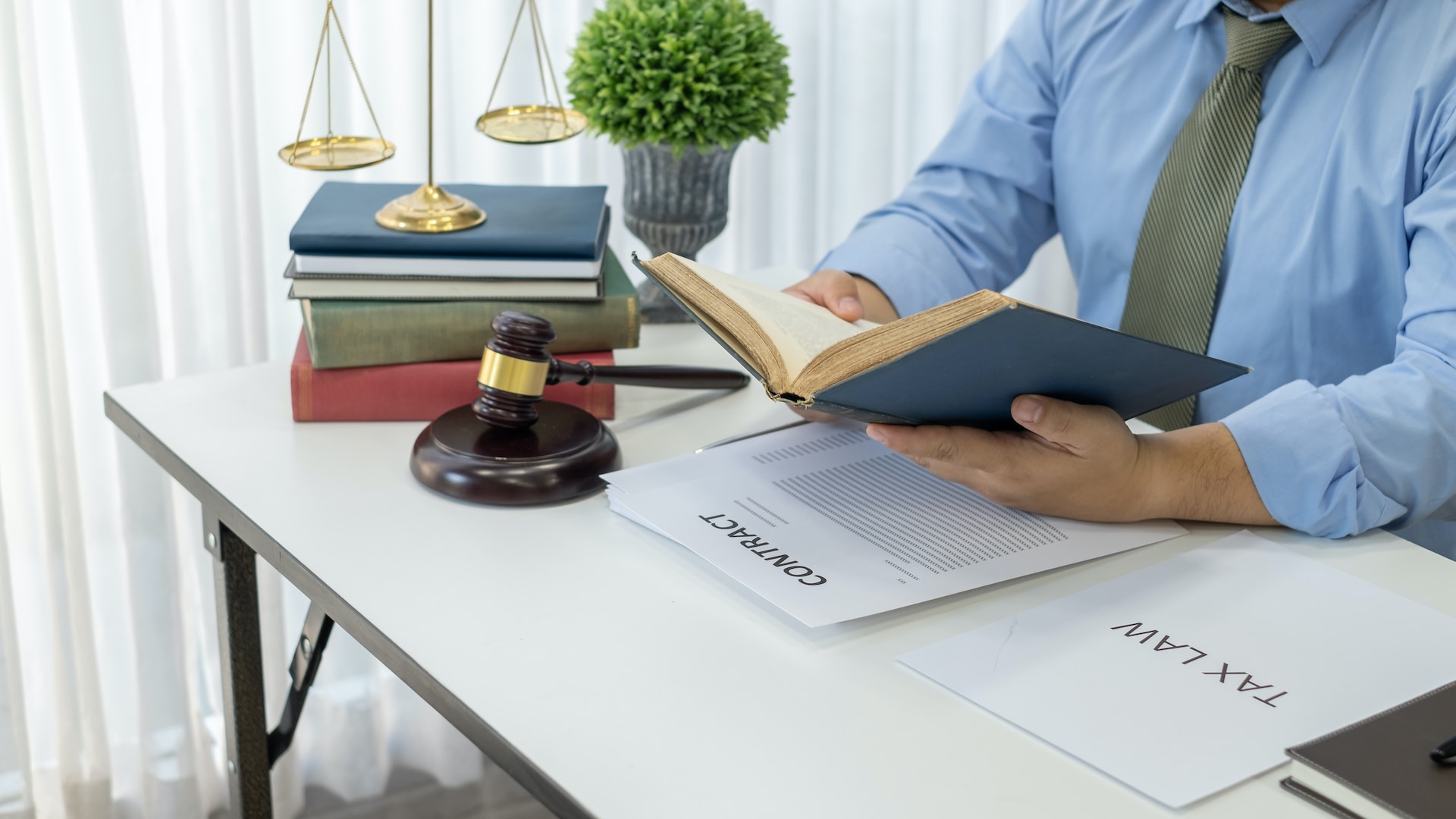 3 Benefits of Hiring a Private Criminal Lawyer