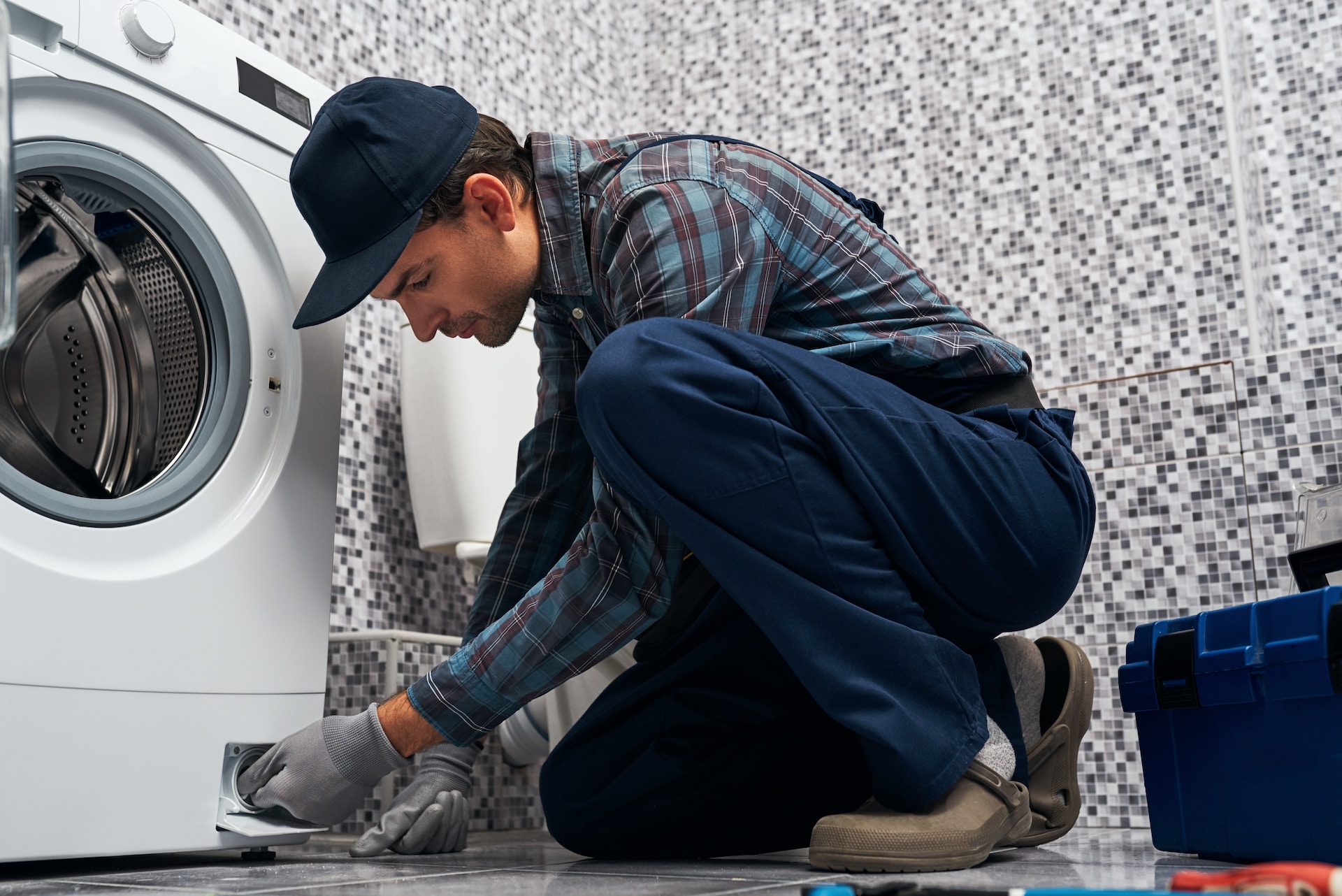 Avoiding DIY Disasters: Why You Should Choose an Emergency Plumber