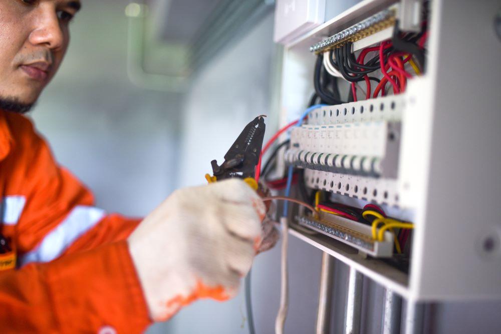 The Long-Term Advantages of Saving the Phone Number of a 24 Hours Emergency Electrician