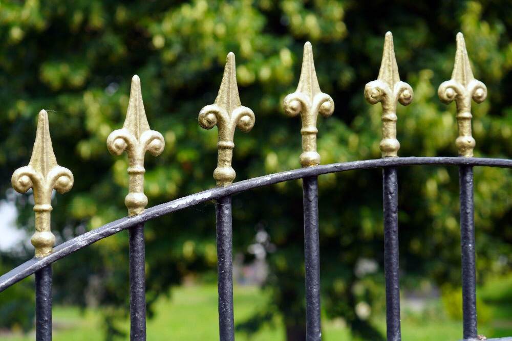 How to Choose the Right Style for Your Fence Replacement