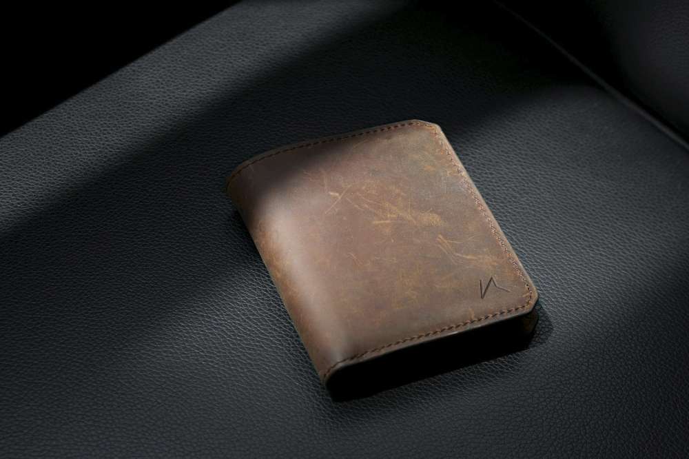 Streamline Your Pocket: The Benefits Of Carrying a Slim Wallet