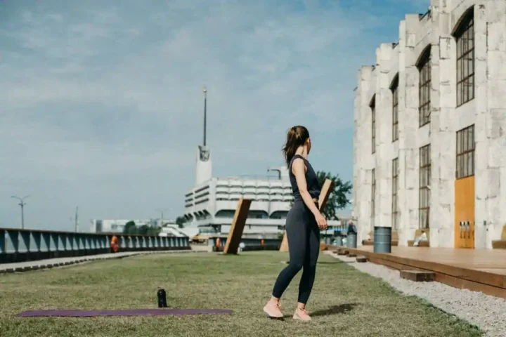 traveler staying active with simple workouts during holiday travel